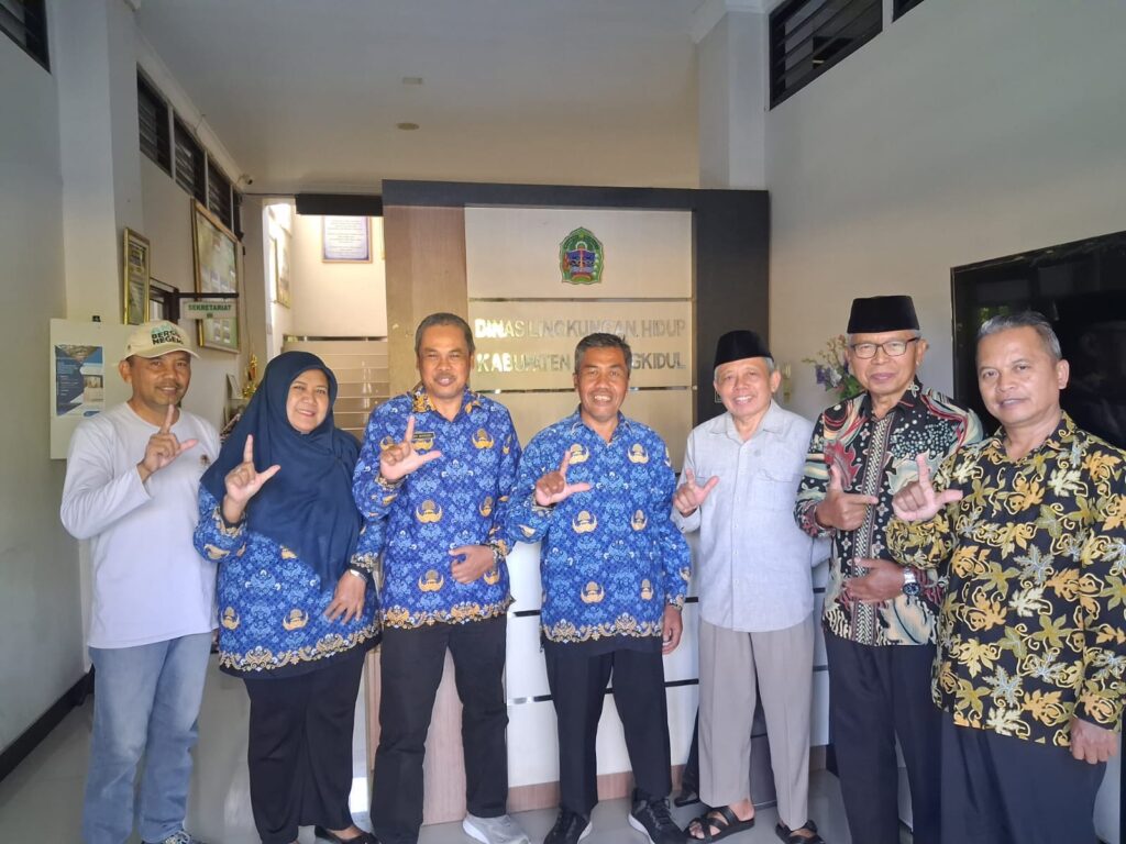 Jajaran Pengurus DPD LDII Gunungkidul di Kantor DLH Gunungkidul