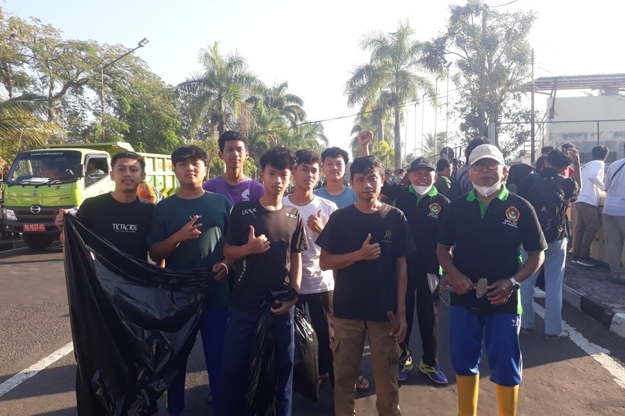 Joko Edy Wardoyo bersama Warga LDII dalam Gerakan Jumat Bersih