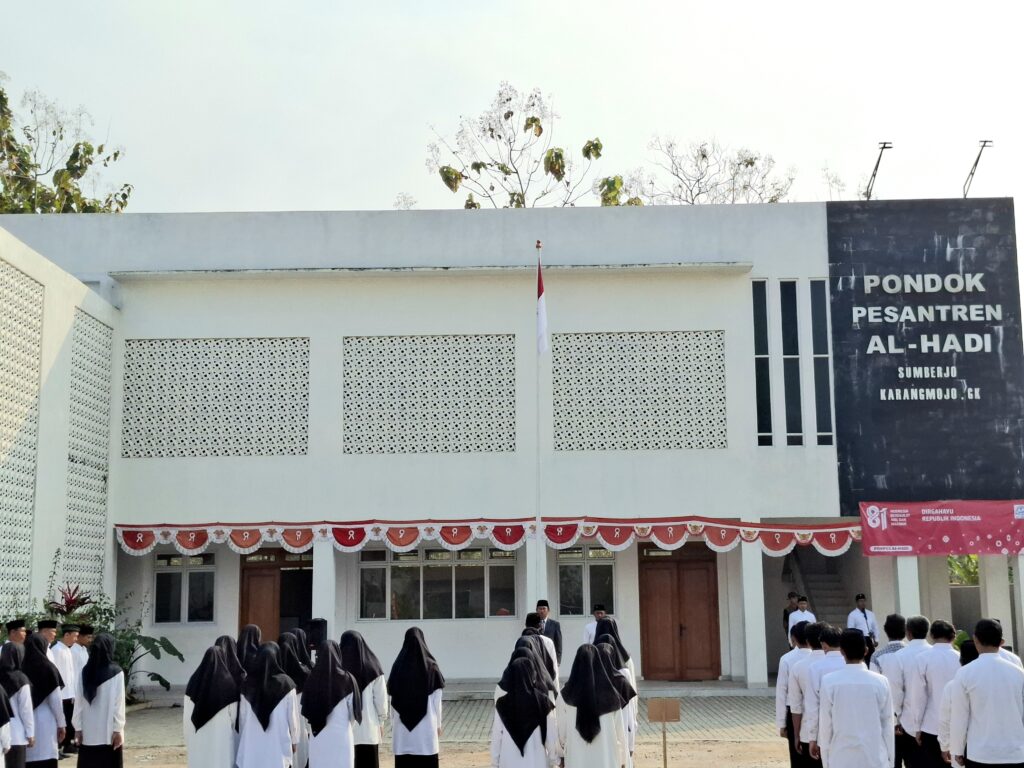 Upacara HUT RI ke-81 Ponpes Al-Hadi khidmat